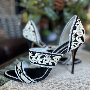 Manolo sandals heels with embroidered lace detail black & white vintage shoes